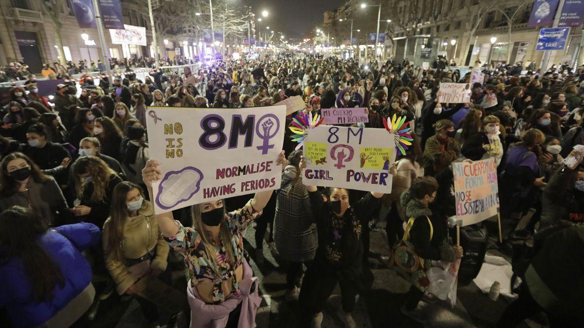 Mujeres concentradas en Barcelona por el 8M.