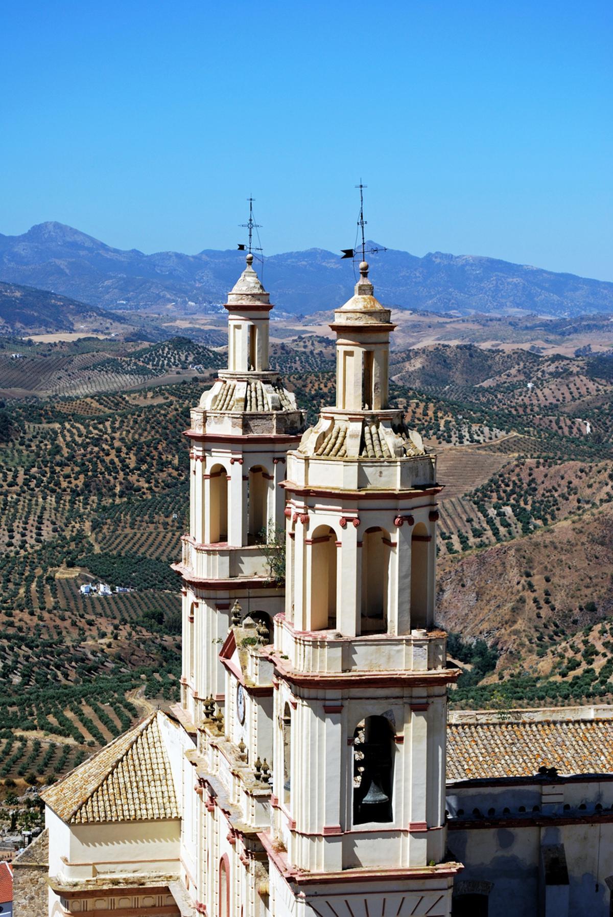 Vista elevada de la Parroquia de Nuestra Señora de la Encarnación y del campo circundante, Olvera