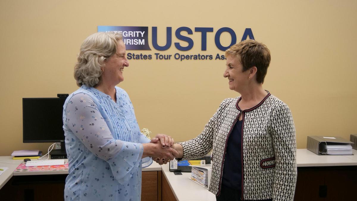 Marián Cano (d.), durante la reunión con representantes de Ustoa, ayer.