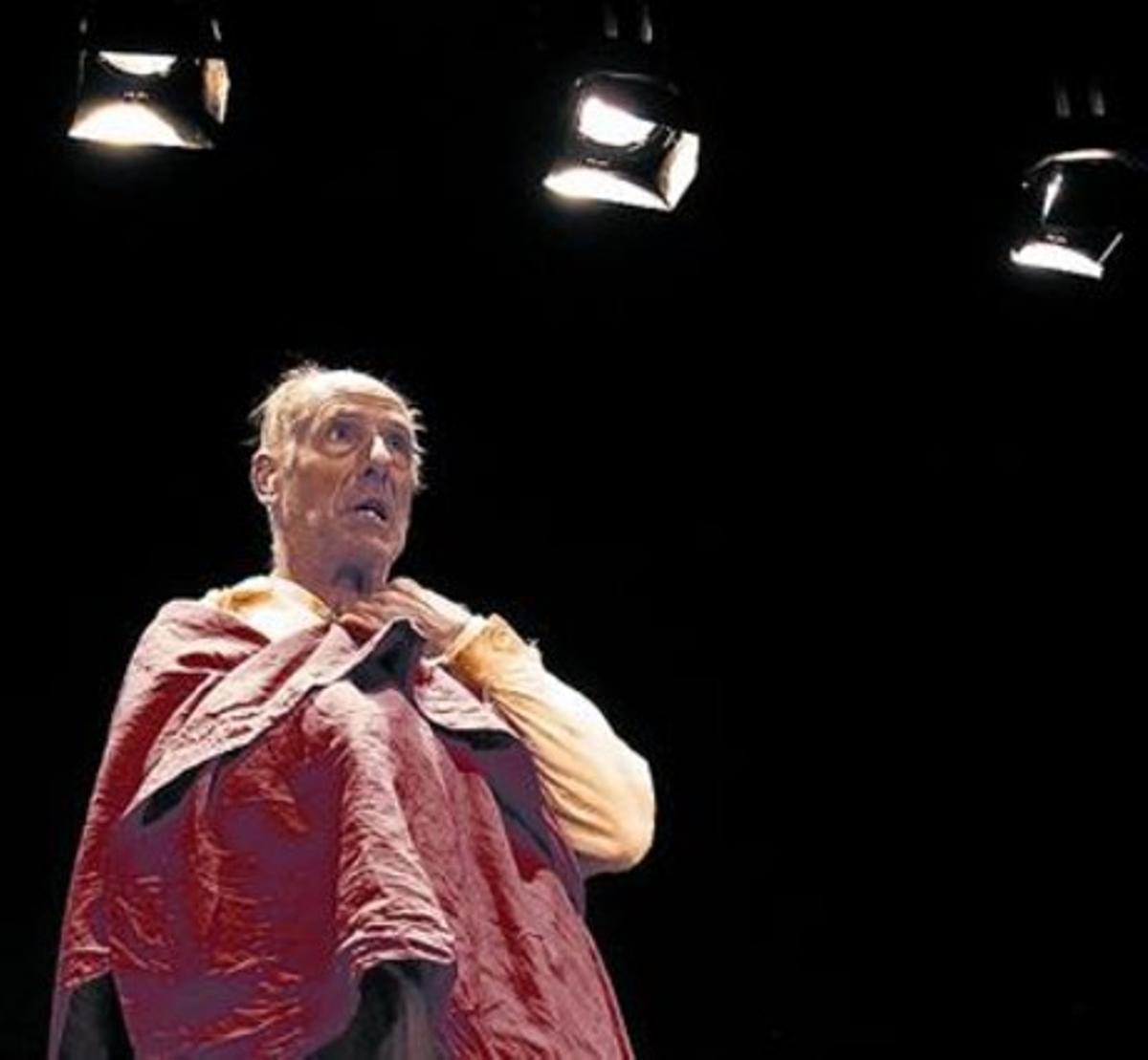 Reixach torna, amb 63 anys, a un monòleg extenuant.