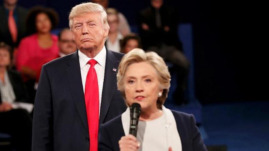 Trump sobrevive tras un debate bronco con Clinton