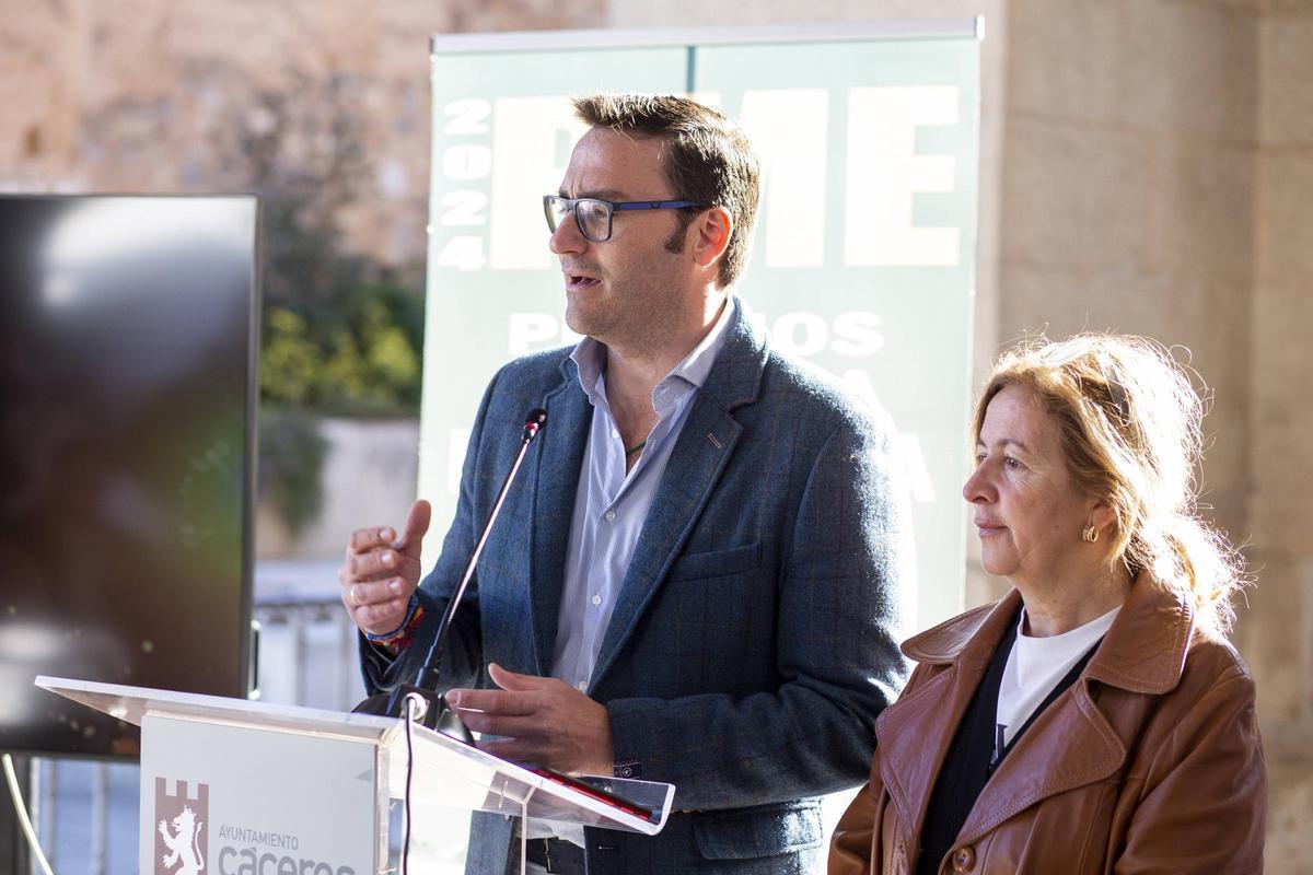 Galería | Robe, con tres nominaciones, gran protagonista de la primera edición de los premios de música 'Ciudad de Cáceres' Galería | Robe, con tres nominaciones, gran protagonista de la primera edición de los premios de música 'Ciudad de Cáceres'