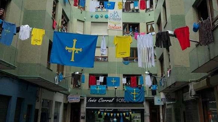 Ventanas engalanadas en una calle de Infiesto.