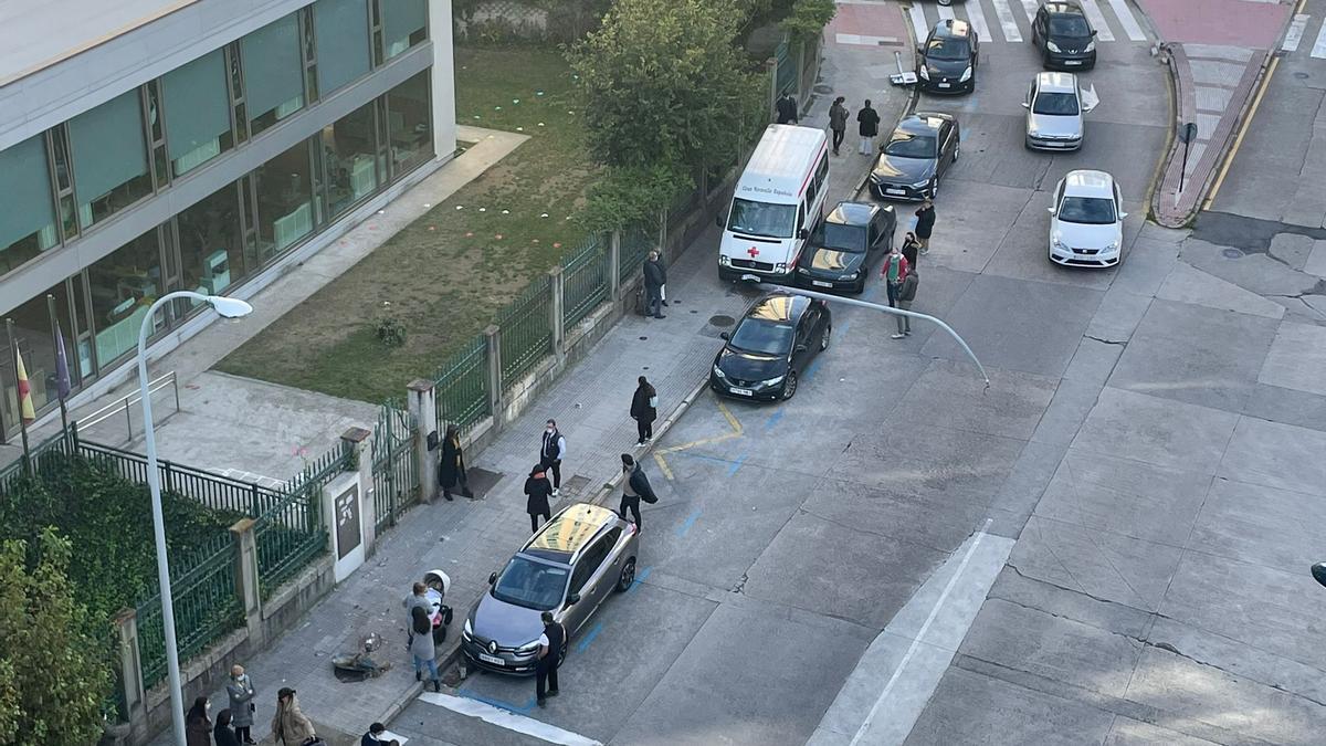 Ambulancia detenida sobre la acera frente al colegio Zalaeta.