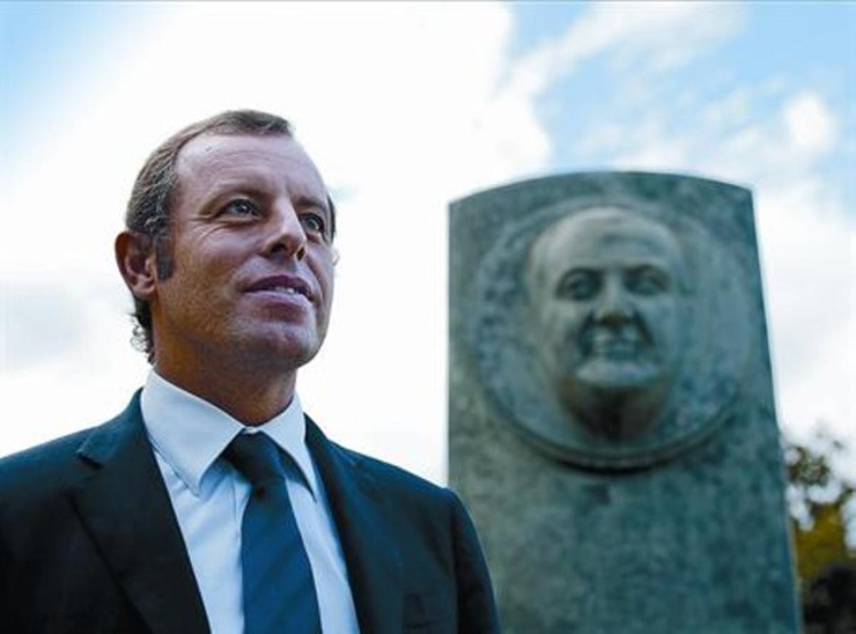 Rosell posa davant l’estàtua de Miró Sans a l’aparcament de la tribuna del Camp Nou. Rosell posa davant l’estàtua de Miró Sans a l’aparcament de la tribuna del Camp Nou.