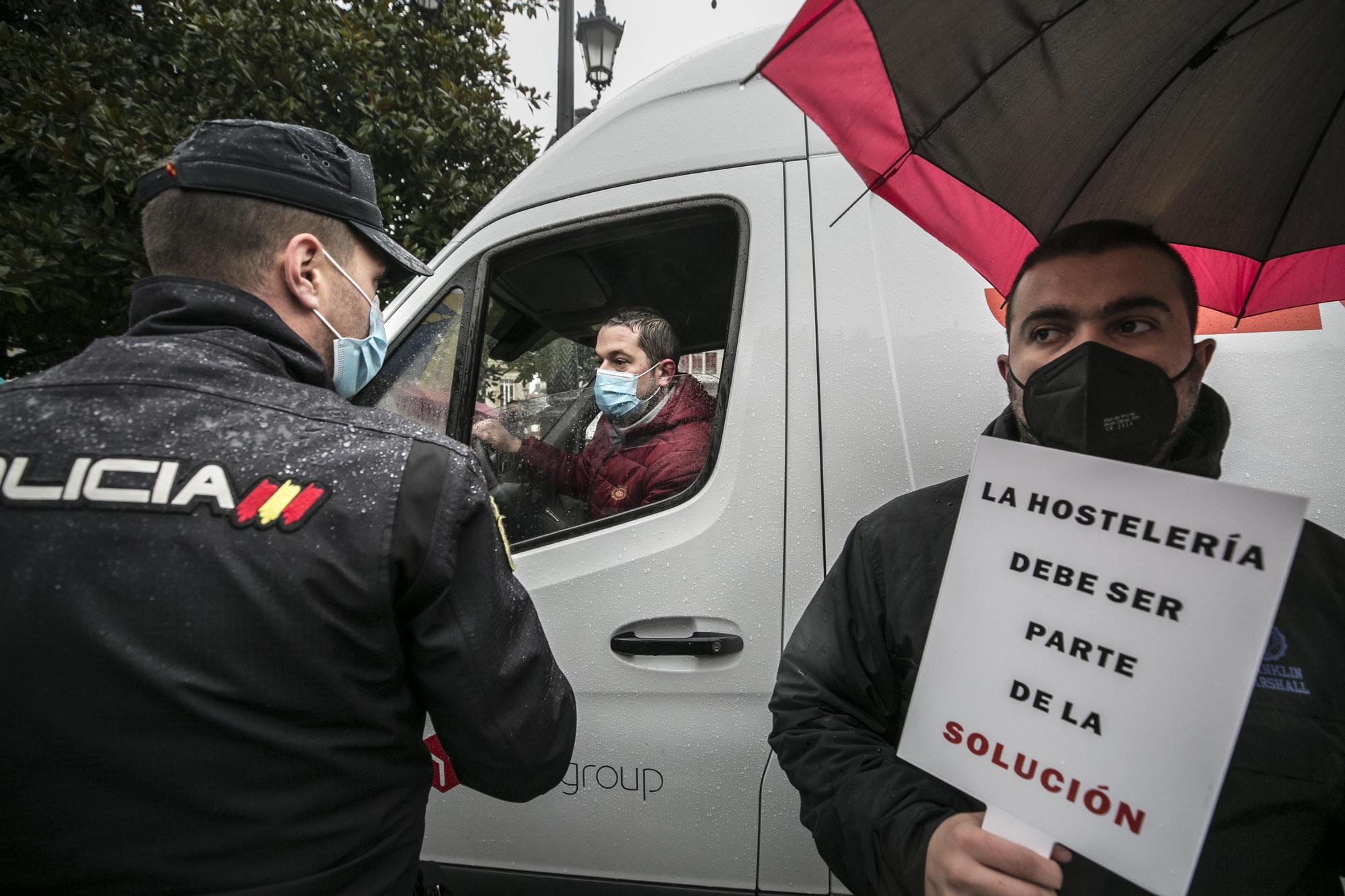 La hostelería toma las calles y exige "no perder las cenas de diciembre"