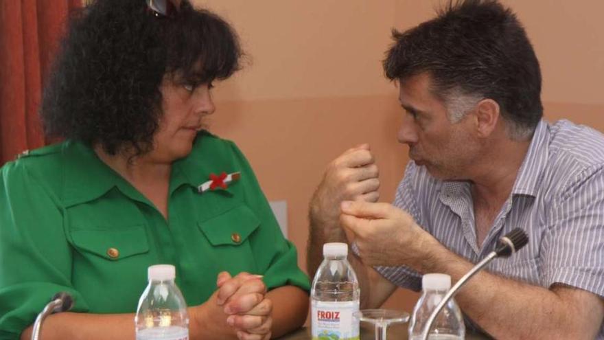 Los concejales Aida Filgueira (AMeca) y Alfredo Bea (Partido Galeguista), en un pleno de la corporación.  // Muñiz