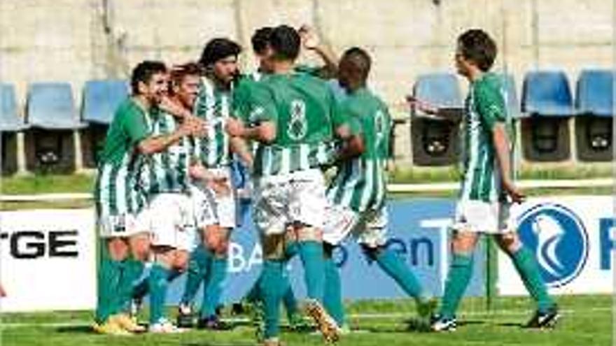 Els jugadors de La Jonquera celebrant un dels gols davant el Vic.