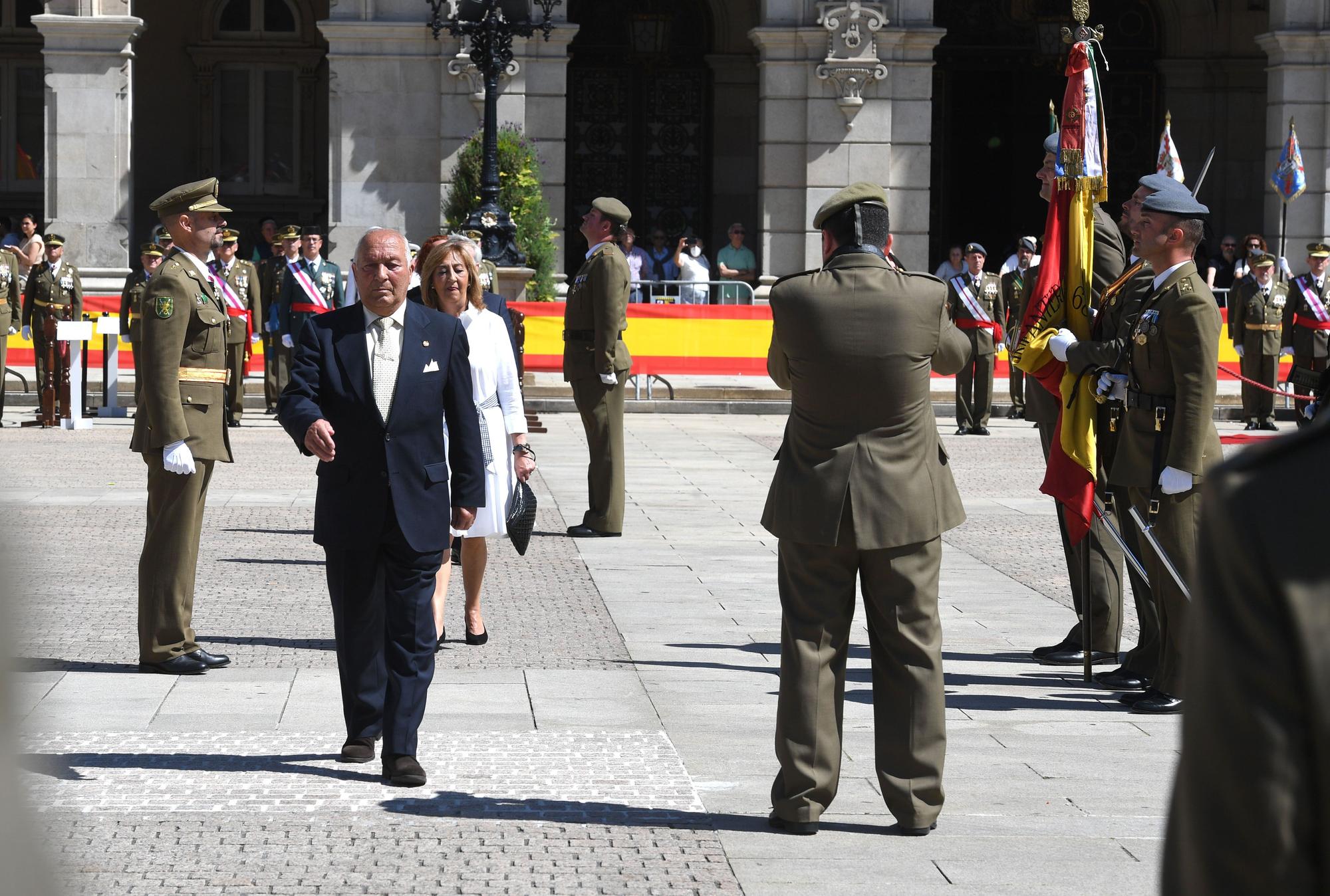 Una plaza de María Pita en rojo y gualda por la jura de bandera