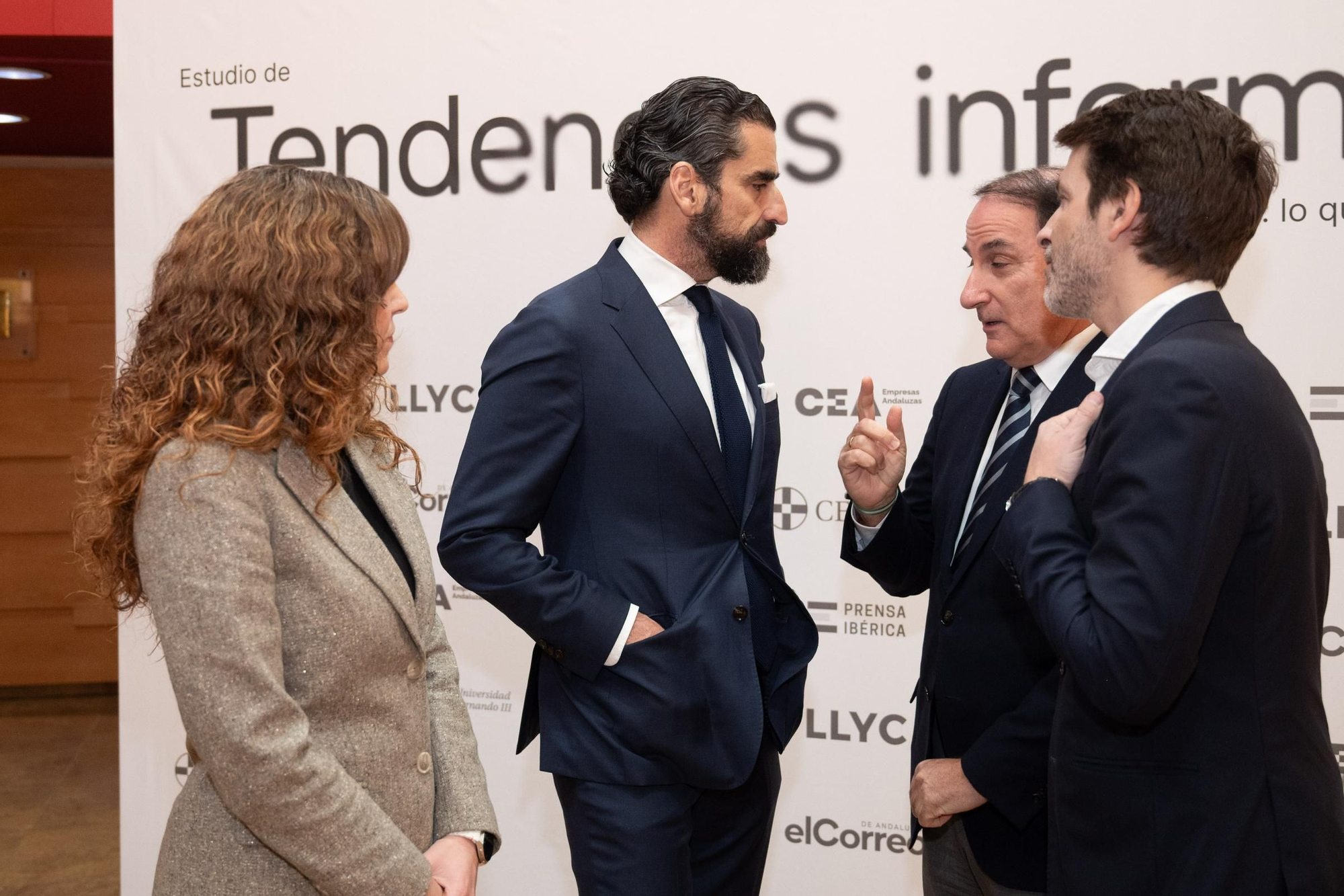 Bárbara Guillén, directora de Estrategia de Negocio de LLYC Europa; Iñaki Ortega, director general LLYC Madrid(i); Javier González de Lara, presidente de CEA (centro); Sergi Guillot, director general de Prensa Ibérica(d)