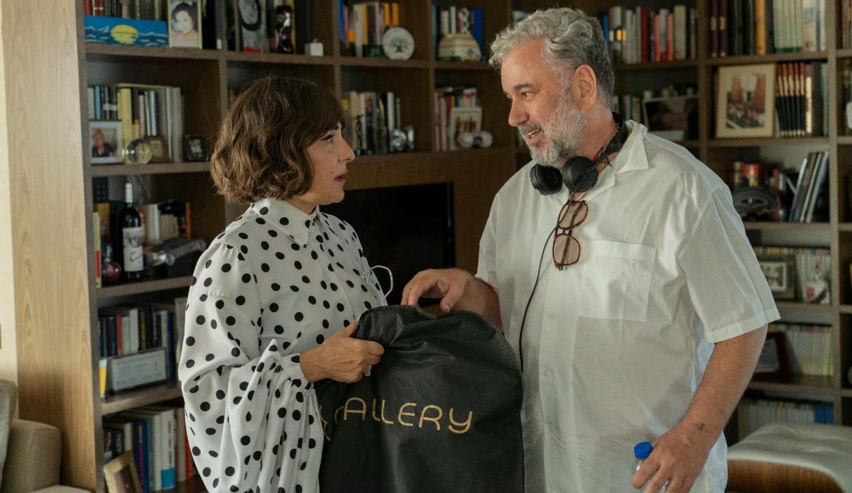 Candela Peña charla con Félix Sabroso durante el rodaje de la serie.