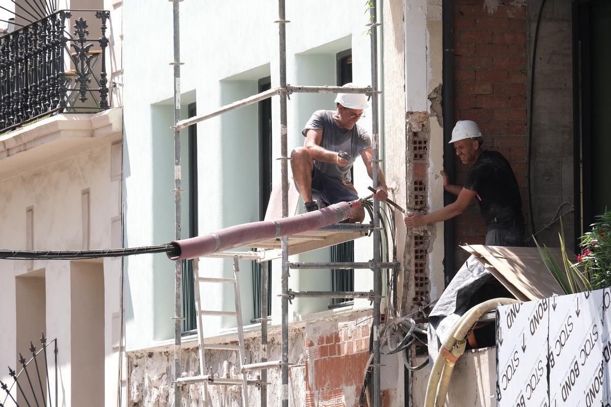 La construcción ha programado la jornada intensiva de 6 a 14 horas para evitar las horas más sofocantes del día