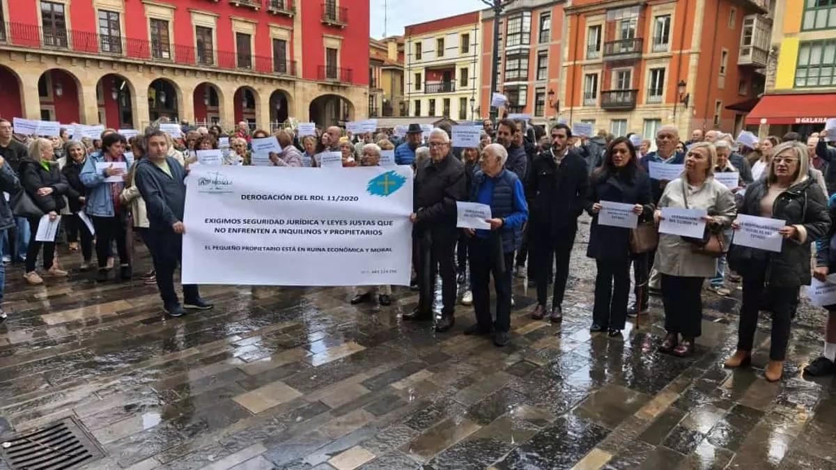 Concentración de propietarios de viviendas en Gijón.