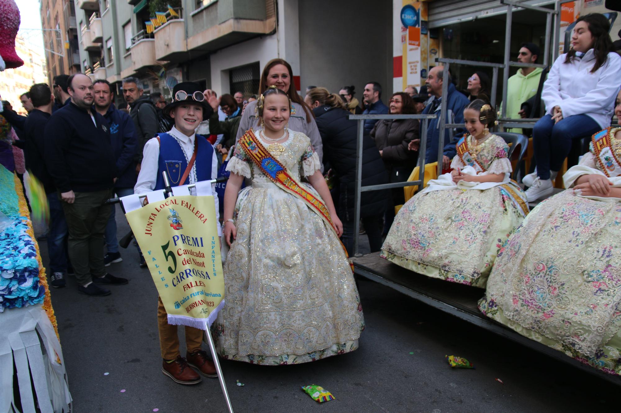 Búscate en las fotos del premio al Barri València en la cabalgata del Ninot infantil de Burriana