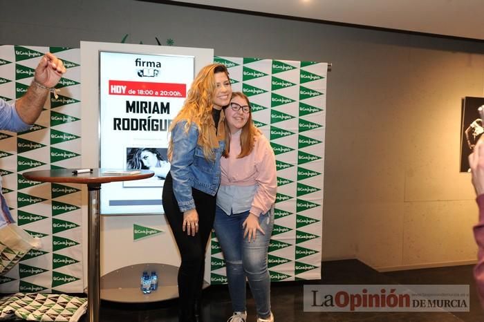 Miriam Rodríguez firma discos en El Corte Inglés