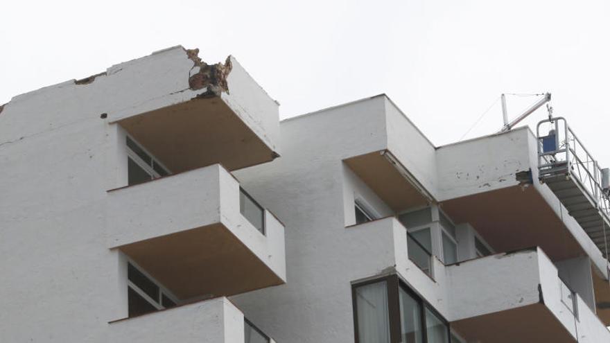 El destrozo causado por un rayo en el edificio Ali Bey, de seis plantas, muy cerca de un andamio metálico.