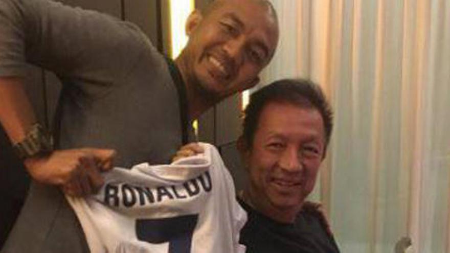 Peter Lim posa con una camiseta de Cristiano Ronaldo