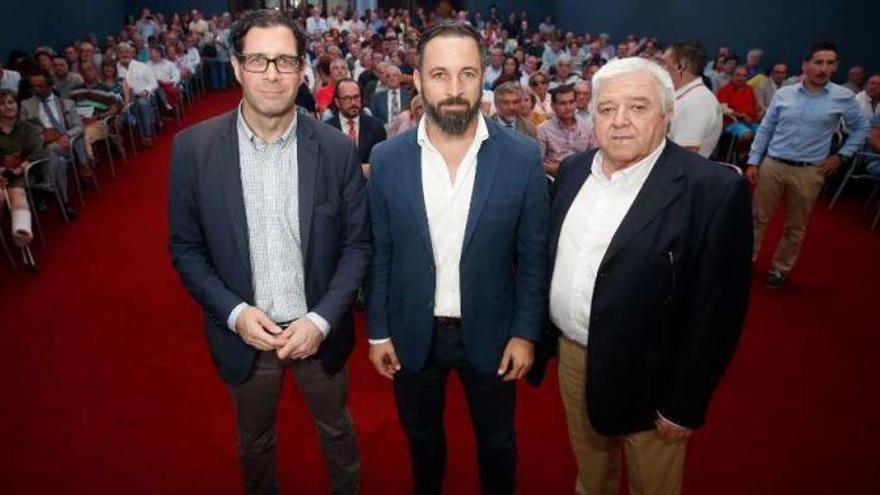 De izquierda a derecha, Pedro Fernández, Santiago Abascal y Rodolfo Espina.