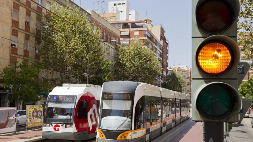 Heridas dos niñas al caer tras agarrarse a la trasera del tranvía