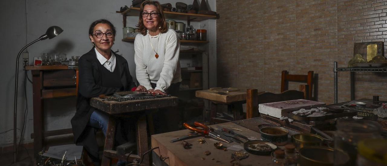 Carmen y Elena Santamaría, en el taller de Santamaría Orfebres.