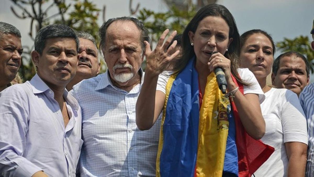 La diputada opositora María Corina Machado, junto a diputados peruanos, en una protesta contra el Gobierno chavista, este miércoles en Caracas.