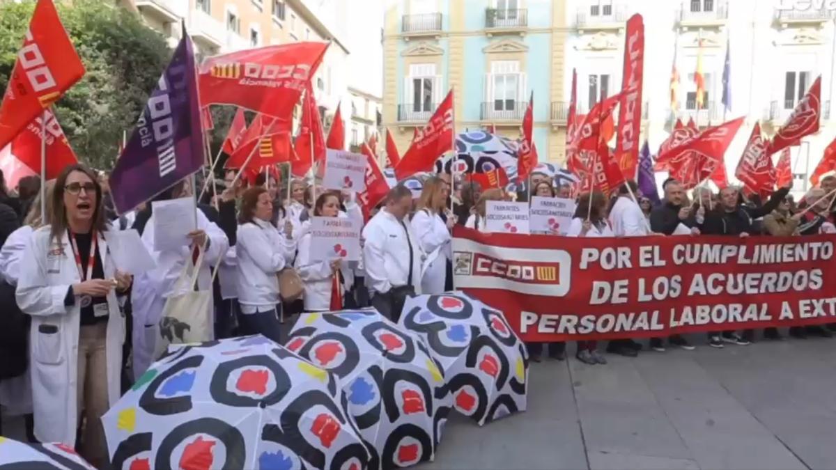 Protestas del personal sanitario a extinguir ante el Palau de la Generalitat