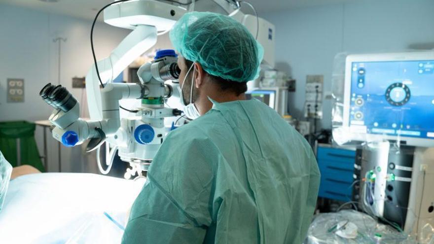 Los nuevos equipos ofrecen al cirujano la posibilidad de acceder a una zona del ojo imposible de llegar con una cirugía convencional. | GRUPO POLICLINICA