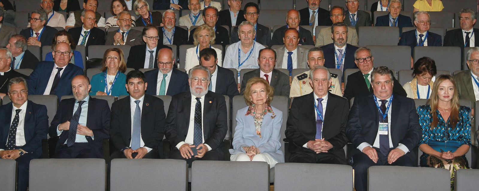 La reina, en el centro, flanqueada por Pedro Llorca y Miguel Santalices, acompañada por representantes políticos y de Fesbal. | I. Osorio