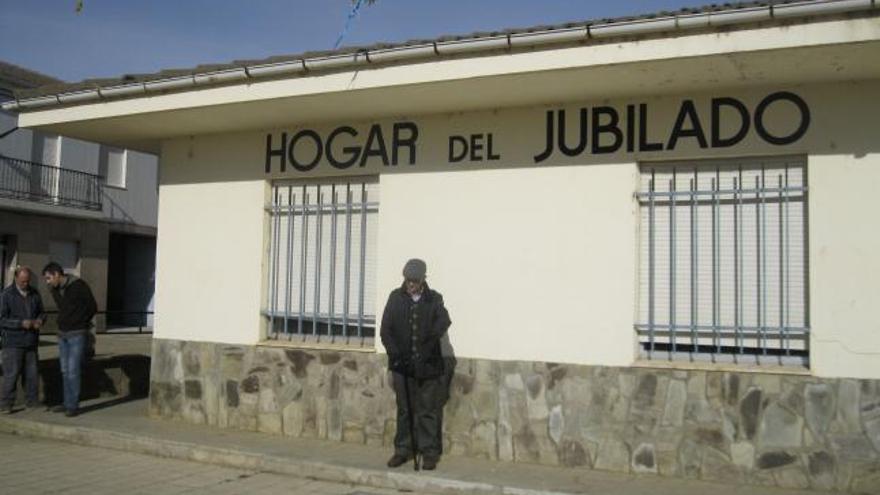 Pedro Pérez, alcalde de Manganeses, muestra ayer el lugar proyectado para ampliar del Hogar de los Jubilados.