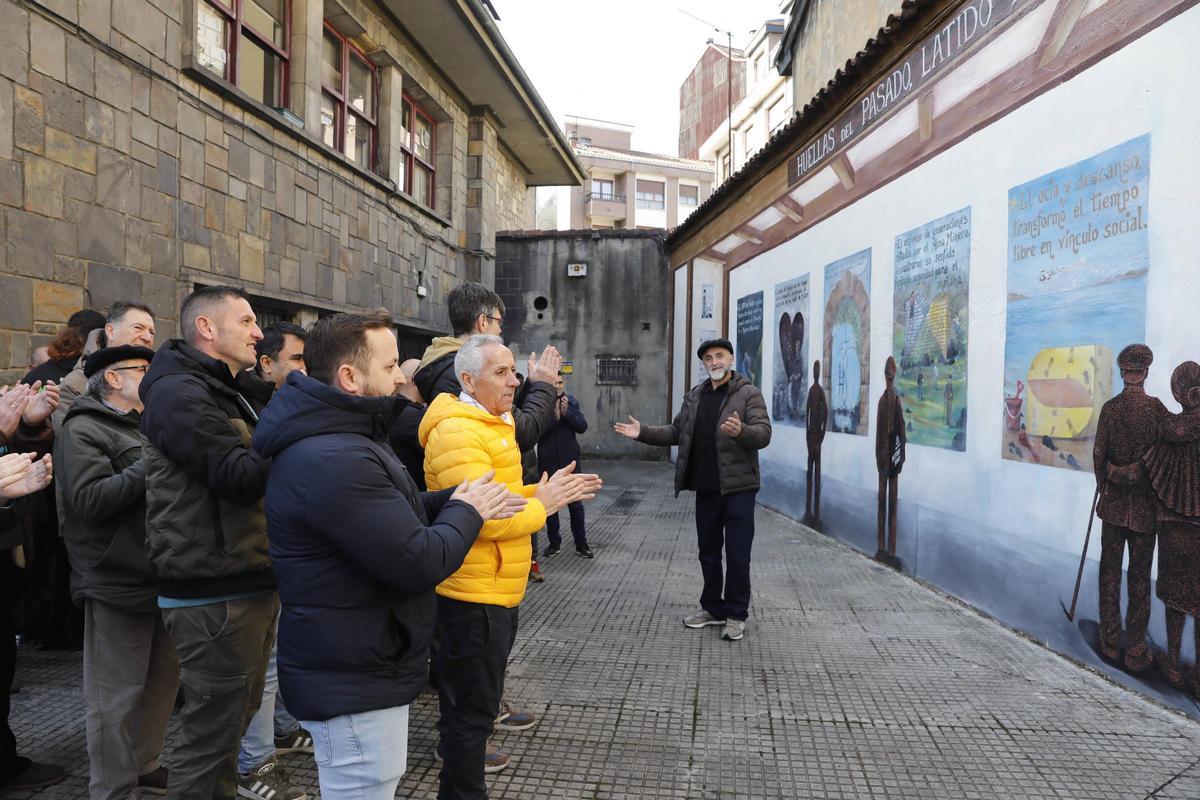 Gonzalo Prado Grela explica el mural a los asistentes