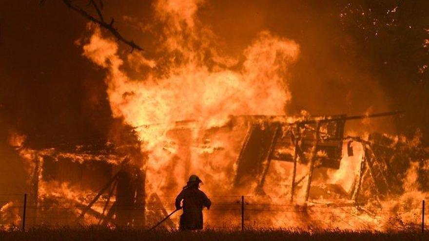 Bomberos grabaron el momento en que quedaron rodeados por las llamas en Australia