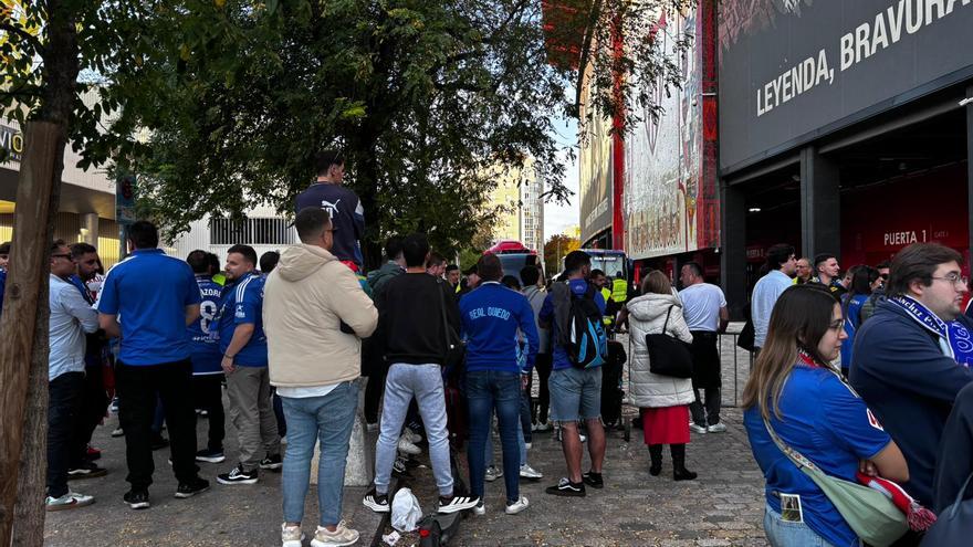 VÍDEO: Los aficionados pitan al autobús del Real Oviedo a la salida del Sánchez Pizjuán