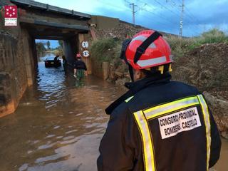 Personas atrapadas en sus vehículos y corte de caminos por las lluvias en Castellón