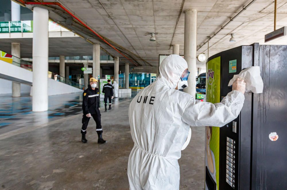 La UME desinfecta la estaciones de autobuses de Benidorm
