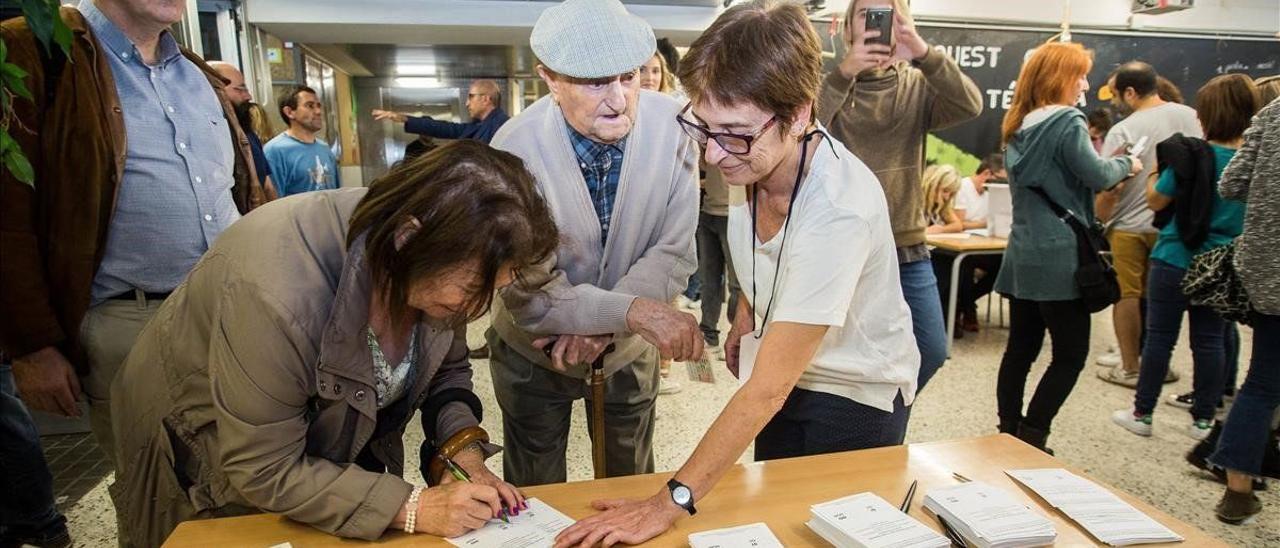 Varias personas votan durante el referéndum independentista del 1 de octubre.