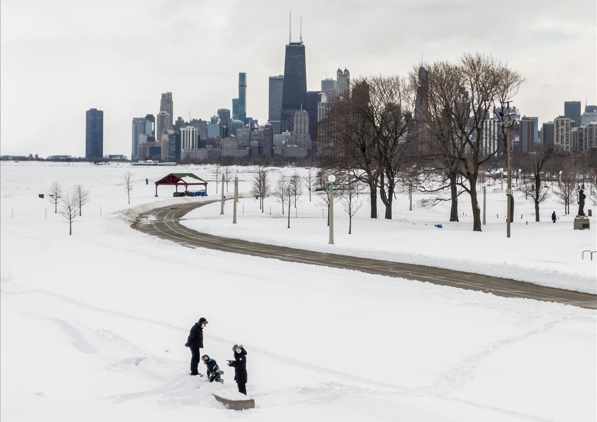 Foto aérea, tomada con un dron, de unas personas en las inmediaciones del lago Michigan, en Chicago, en Illinois.