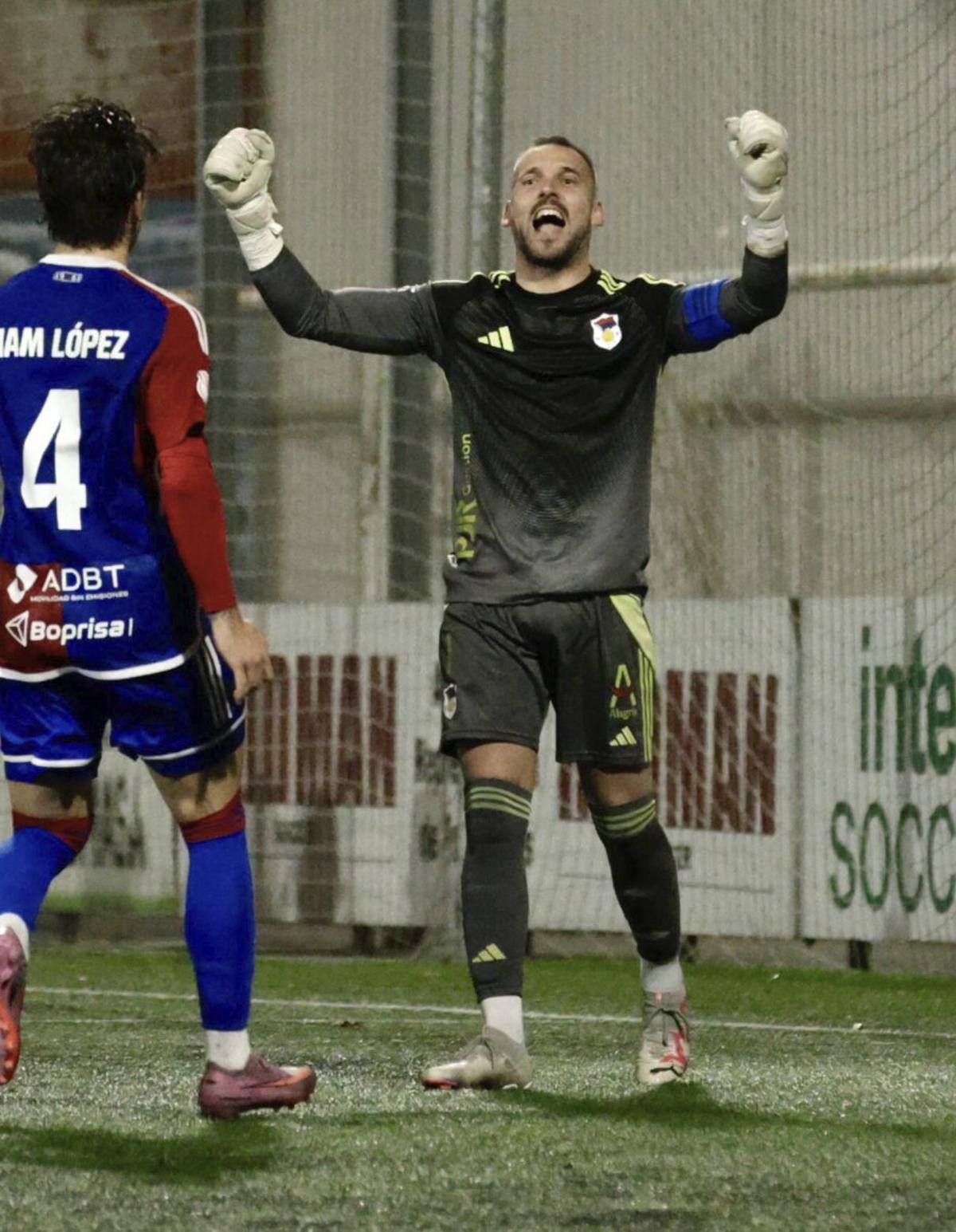 Adrián Torre durante un partido de Copa del Rey ante el Racing de Ferrol. | JUAN PLAZA