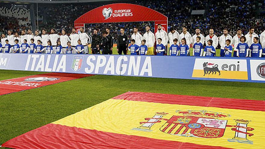 La selección española y la italiana, en el momento de los himnos.