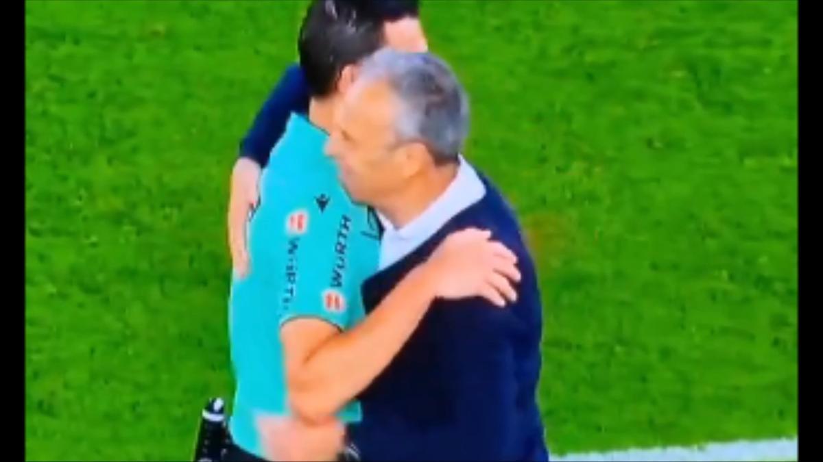 Joaquín Caparrós abrazando a Martínez Munuera tras el partido clave por la permanencia