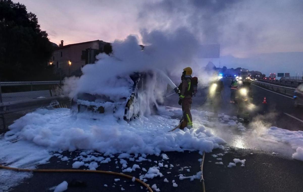 El camió totalment cremat, a l'A-2