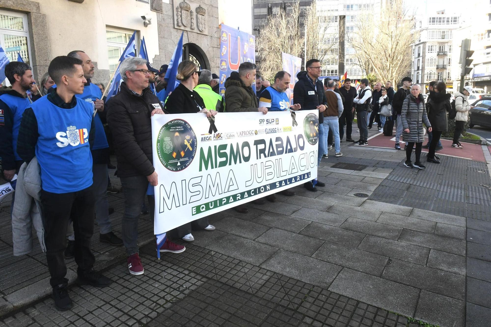 Policías nacionales y guardias civiles piden el reconocimiento como "profesión de riesgo" en una protesta en A Coruña