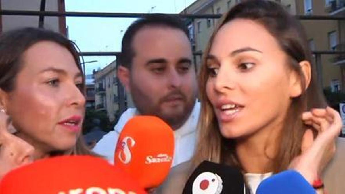 Arancha Pérez Ponce entrevistando a Irene Rosales con el micrófono de 'Y ahora Sonsoles'.