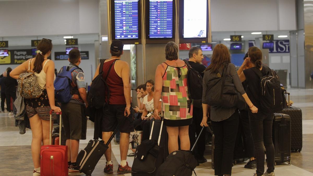 Imagen de archivo de varios turistas en el aeropuerto Reina Sofía en Tenerife.