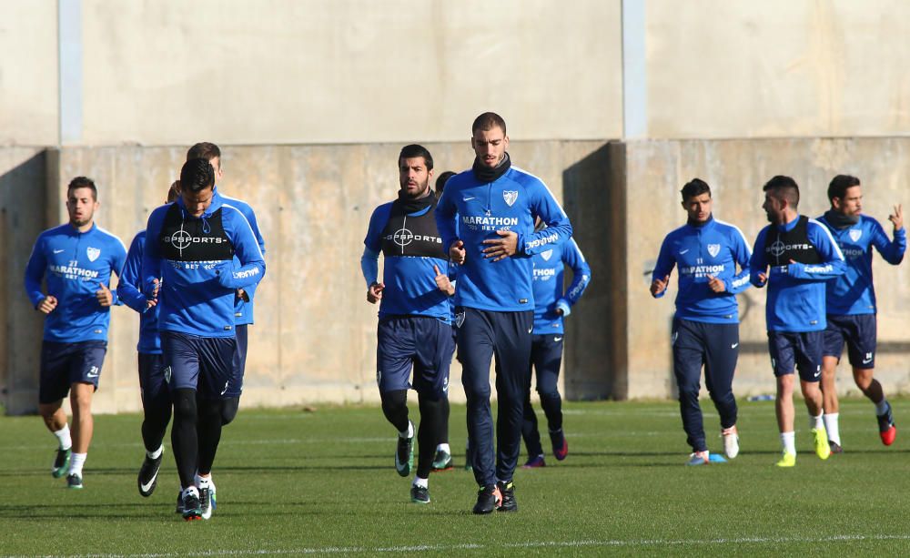 La primera plantilla, con la ausencia de Carlos Kameni y la visita del exmalaguista Juanmi, vuelve al trabajo tras las vacaciones de Navidad bajo las órdenes de Marcelo el ''Gato'' Romero.