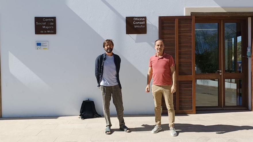 Miquel Costa y José Manuel Alcaraz junto a la entrada  de la oficina del Consell en La Mola.