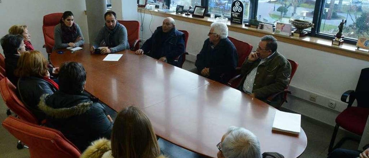 Una reunión reciente entre representantes de las corales y del ejecutivo local. // Gonzalo Núñez