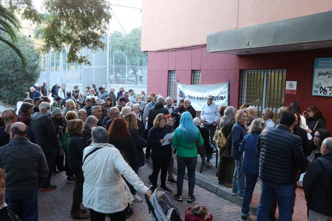 Así ha sido la protesta por las deficiencias en el consultorio auxiliar en el barrio alicantino de San Gabriel