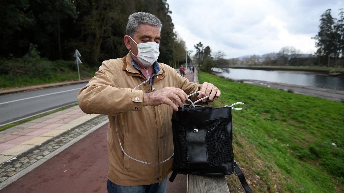 Ramiro Junquera coloca su mochila con el oxígeno que necesita para caminar a buen ritmo.