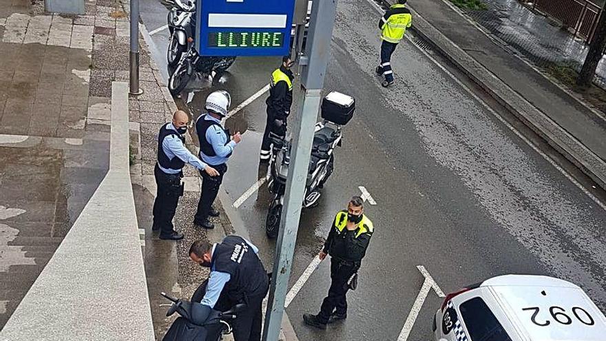 Agents de la Policia Municipal inspeccionant la moto.