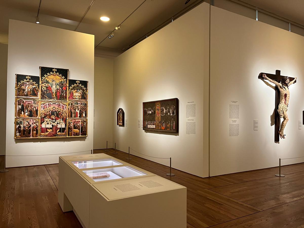 La sala del Museo del Prado en la que se encuentra el retablo.